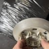 Оригинальная заглушка на литой диск Audi артикул 8E0601165