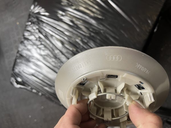 Оригинальная заглушка на литой диск Audi артикул 8E0601165
