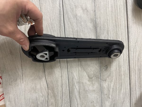 Задняя опора двигателя DELPHI TEM040 (OEM 8200014933): купить надёжную подушку ДВС с аналогами для Renault Logan, Megane, Sandero