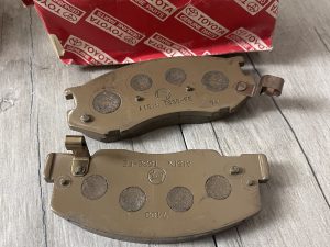 Оригинальные тормозные колодки Toyota 04465‑28370 — точная геометрия, надёжное торможение без скрипа